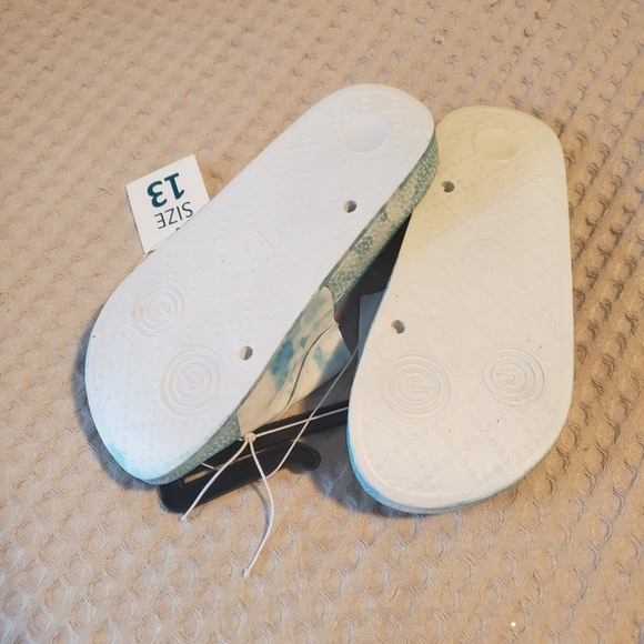 * GIRLS TIE DYE RAINBOW PASTEL LOUNGE SANDALS SLIDES WATER SHOES SIZE 13 NWT - Picture 3 of 3